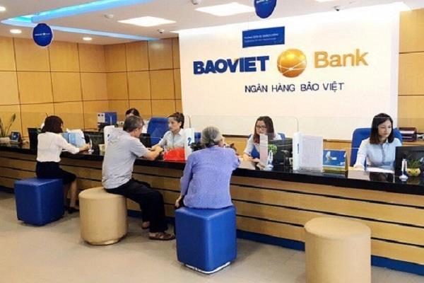 Khách hàng liên hệ với quầy giao dịch của BAOVIETBank để làm thủ tục