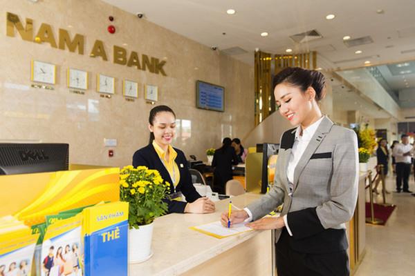 Nhân viên phục vụ tận tâm là một trong ưu điểm khi gửi tiết kiệm tại Nam Á Bank