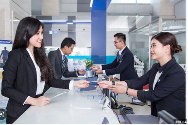 Nhân viên tổng đài/hotline của Shinhan Finance thao tác làm việc 24/7 giải quyết và xử lý từng vướng mắc của khách hàng hàng