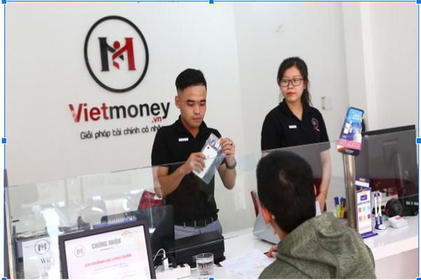 Nhân viên tổng đài/hotline của hỗ trợ tất cả vấn đề liên quan VietMoney tới khách hàng