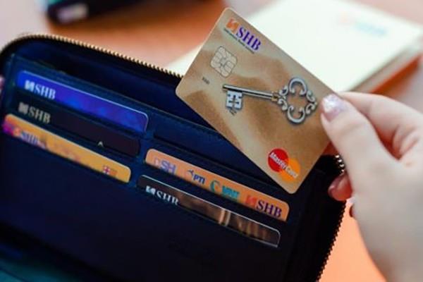Phí rút tiền mặt từ thẻ tín dụng SHB là 4% mỗi giao dịch, tối thiểu là 60.000 VND