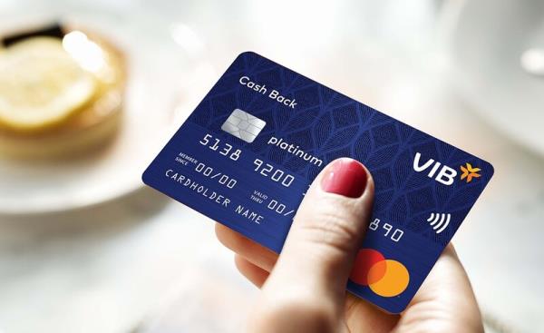 Khách hàng có thể rút tiền từ thẻ tín dụng VIB một cách nhanh chóng tại quầy giao dịch của ngân hàng