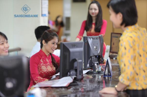 Khách hàng có thể rút tiền mặt từ thẻ tín dụng SaigonBank qua cây ATM tại tại phòng giao dịch của ngân hàng