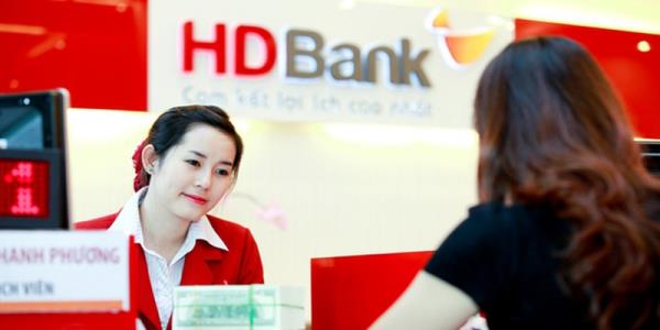 Rút tiền từ thẻ tín dụng ngân hàng HDBank tại quầy giao dịch