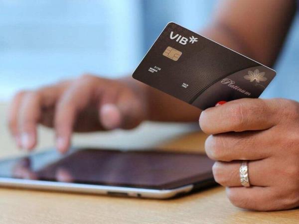 Chủ thẻ phải trả thêm một khoản phí rút tiền bằng thẻ tín dụng tương ứng với từng loại thẻ 