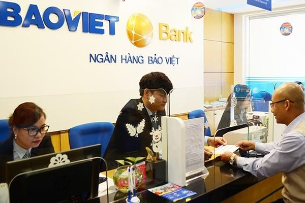 Rút tiền từ thẻ tín dụng tại quầy giao dịch ngân hàng BAOVIETBank