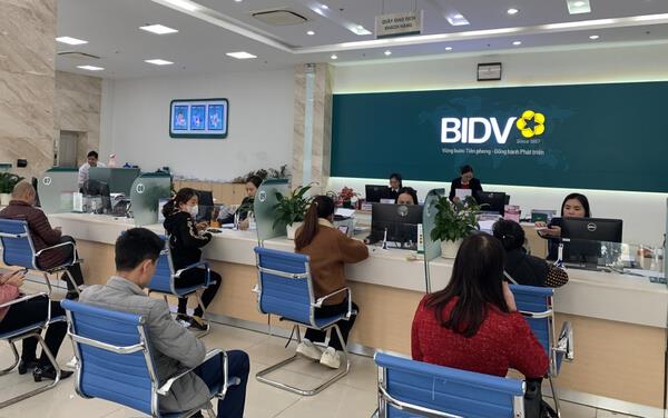 Thực hiện tra cứu khoản vay ngay tại quầy giao dịch BIDV