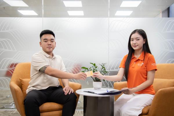 Khách hàng được tư vấn về điều kiện, lãi suất và các chi phí liên quan trước khi đăng ký khoản vay.
