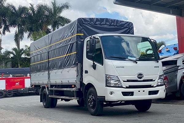 Xe Hino XZU720 vận chuyển hàng hóa liên tỉnh với khối lượng lớn