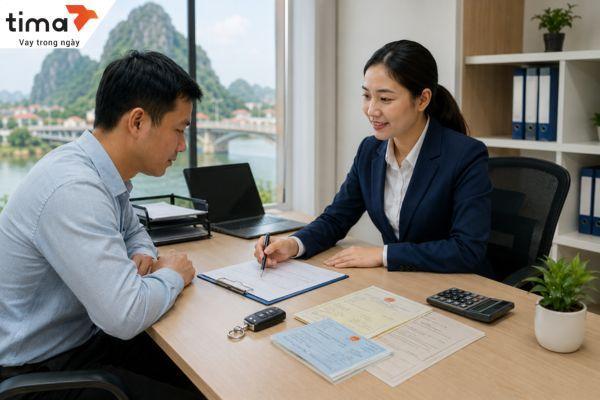 Khách hàng tìm hiểu giải pháp vay bằng đăng ký ô tô tại Quảng Bình cho người cần xoay vốn với tư vấn viên tài chính