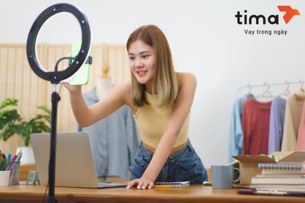 Bán hàng online là hình thức kinh doanh, buôn bán hàng hóa được diễn ra trên các kênh trực tuyến